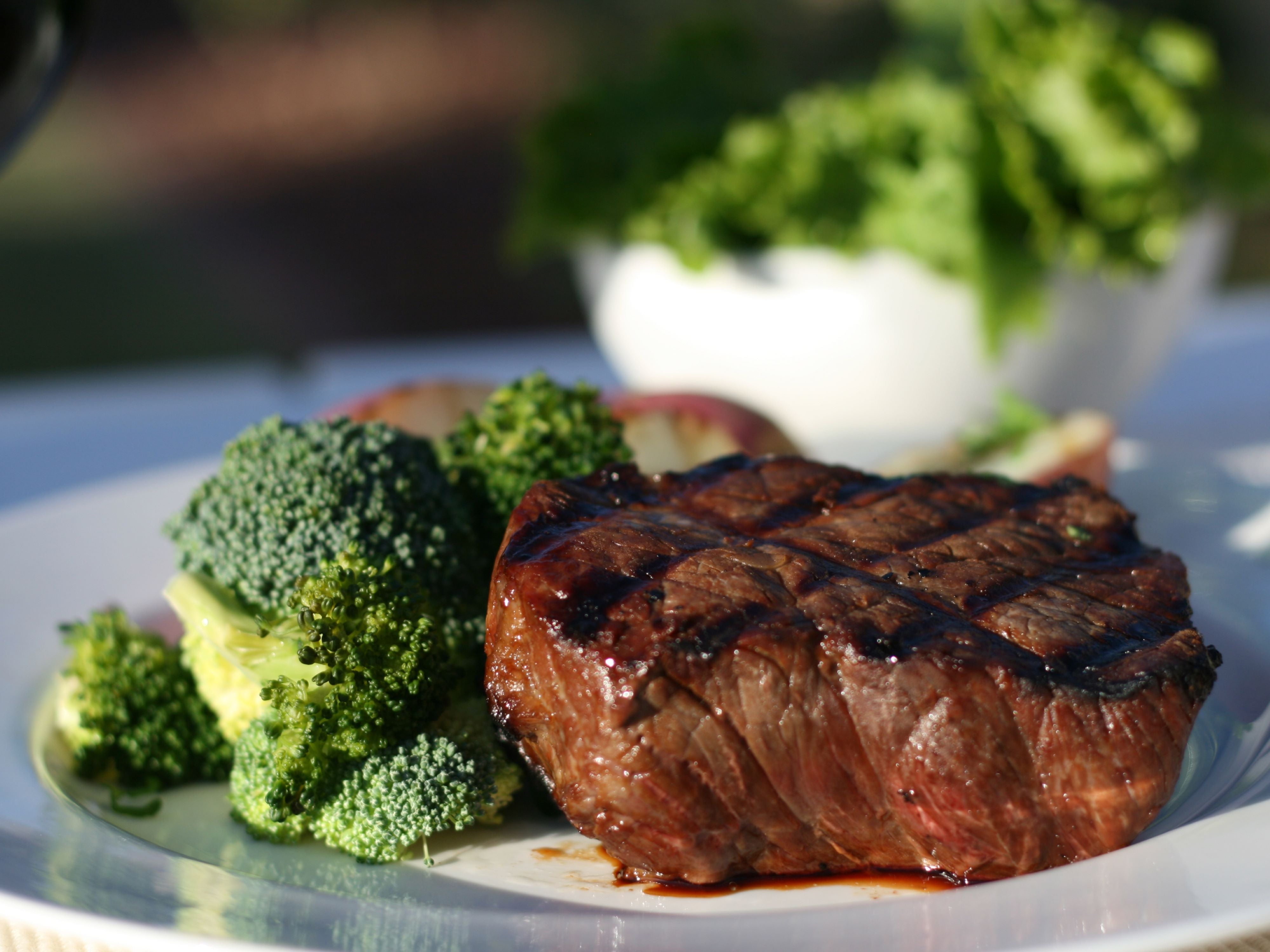 Embellir le restaurant avec de délicieux steaks dans cette broderie diamant. Steak Brocoli Décor Cuisine - j'adore la broderie diamant 