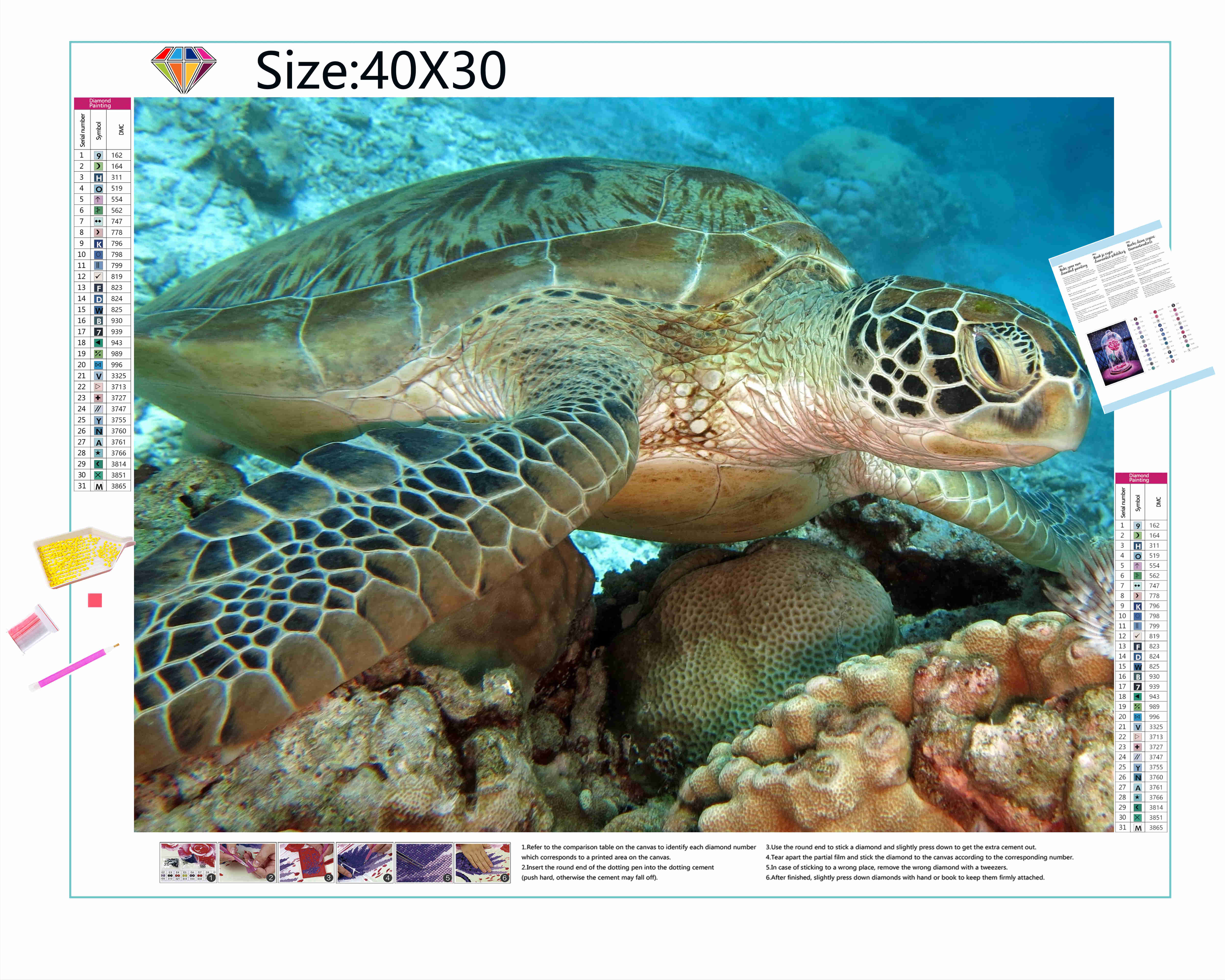 Une tortue nage dans la mer dans cette broderie diamant. Sa carapace dorsale est recouverte de subtils motifs verts et bruns qui se mêlent harmonieusement à son environnement. Tortue et Coral dans l'Océan - j'adore la broderie diamant